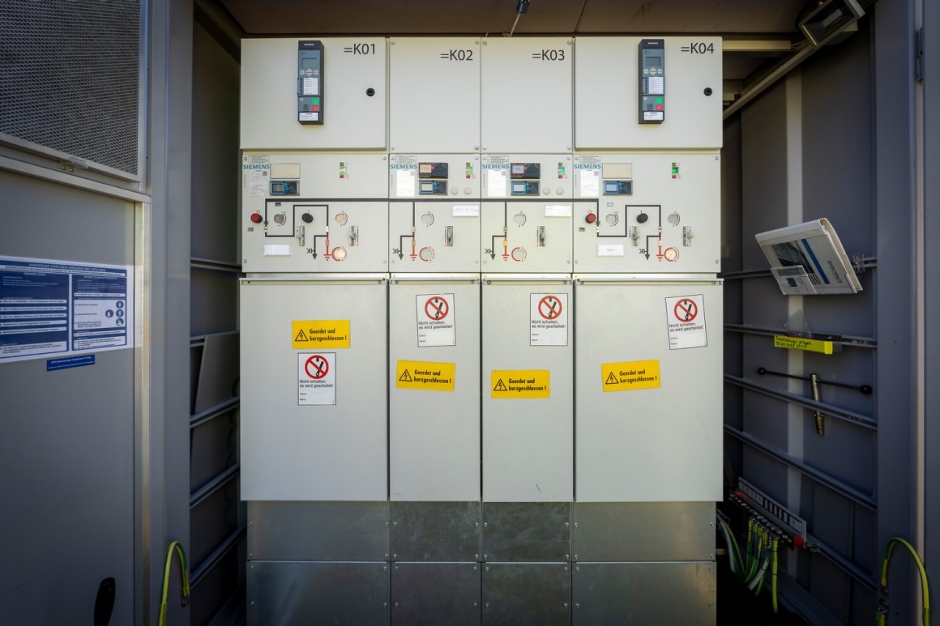 Das 7,2 tonnenschwere Provisorium ist wie eine Trafostation ausgestattet, jedoch sind die Schalter und Trafos auf das nötige Minimum reduziert. 